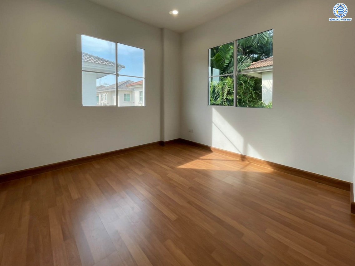 บ้านมือสองตกแต่งใหม่ คุณภาพระดับ L&H โครงการ ชลลดา วัดลาดปลาดุก บนเนื้อที่ 52.5 ตร.ว. ฟังก์ชัน 3 ห้องนอน 2 ห้องน้ำ 2 ที่จอดรถ บนทำเลศักยภาพ เพียง 15 นาทีถึง เซ็นทรัลเวสท์เกต ใกล้รถไฟฟ้าสายสีม่วง "สถานีคลองบางไผ่"